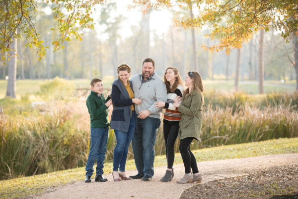 Family of 5 portrait in the glowing sunlight at the park by Atascocita Photography.